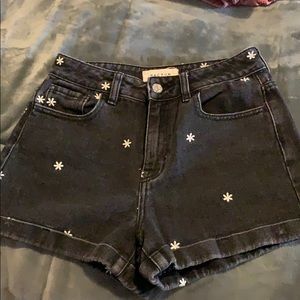 Pacsun black daisy shorts